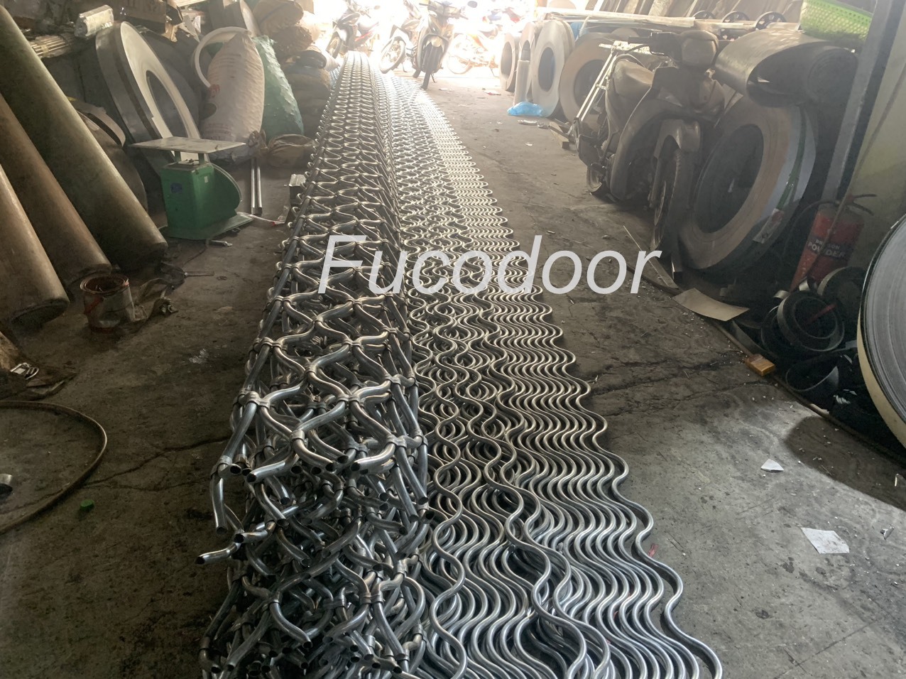 Báo giá cửa cuốn mắc võng, cửa cuốn mắt cáo Fucodoor