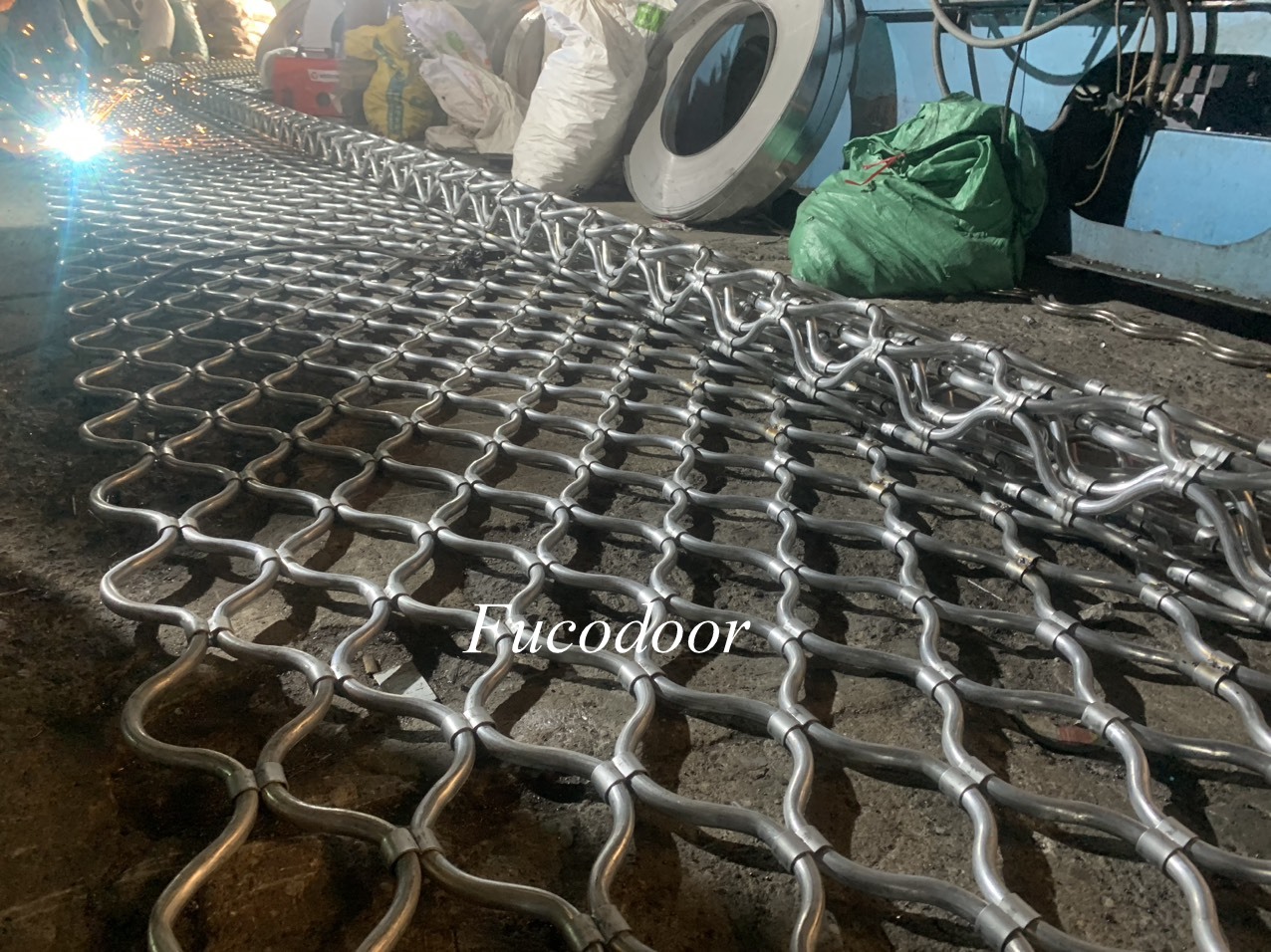 Báo giá cửa cuốn mắc võng, cửa cuốn mắt cáo Fucodoor