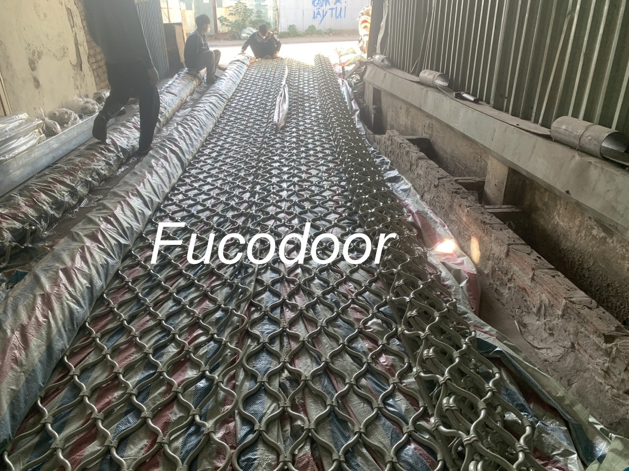 Cửa cuốn mắt võng giá rẻ